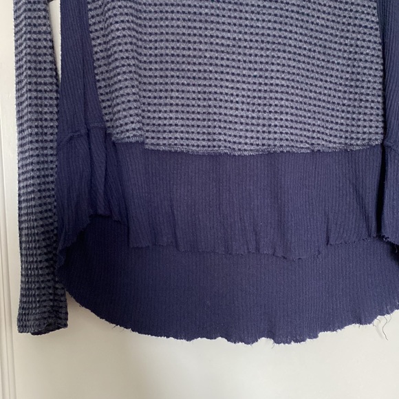 Eri + Ali Navy Top - Picture 3 of 6